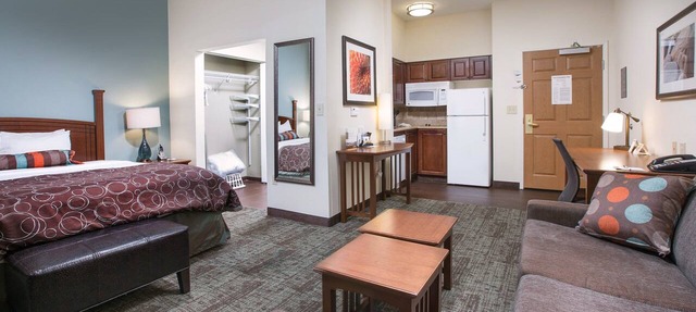 Equipped Studio Near Bush Field Airport | Free Daily Breakfast