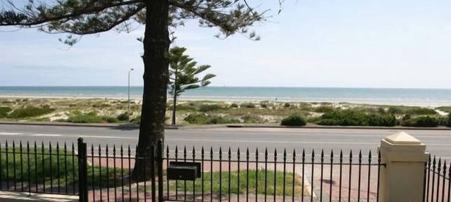 Esplanade Beach House with beautiful sea views