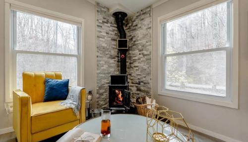 EV Serene Modern Cozy Waterfront Fireplace Cottage