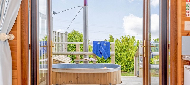 EWE TWO, romantic, character holiday cottage, with hot tub in Northop
