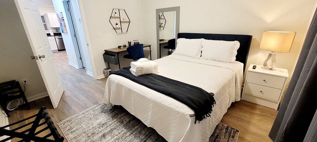 Exceptional Studio in CHS! Quiet Cozy with Onsite Parking/Washer/Dryer & HS Wifi