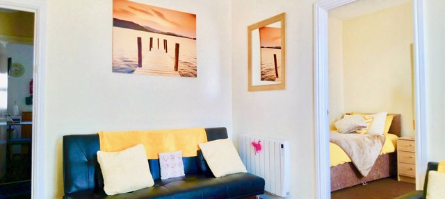 Exceptionally Spacious Top-Floor Flat on 2 Platforms-Dazzling Clean! Fun & Cosy!