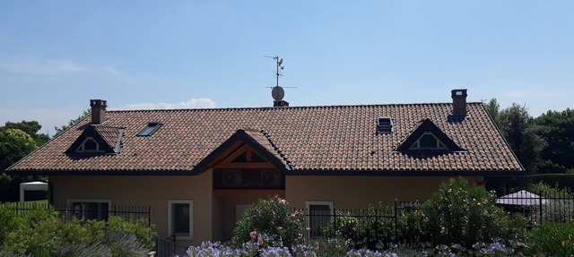 Exclusive country villa with private garden on the outskirts of the city