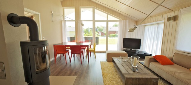 Exclusive wooden house with high sense right on the North Sea dike