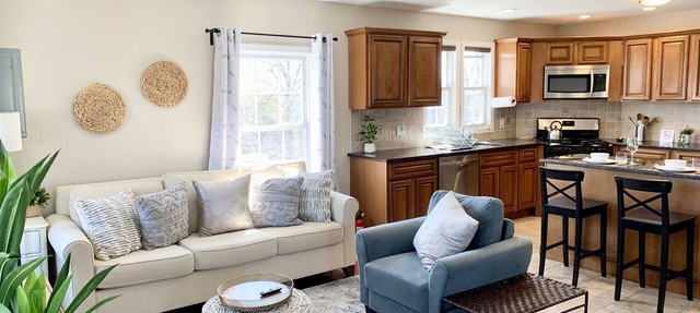 Executive Apt, a short walk to NYC train. King Bed. Free Parking. Central AC.
