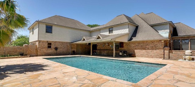 Expansive Home w/Pool Table ~ 15 Mi to Galveston!