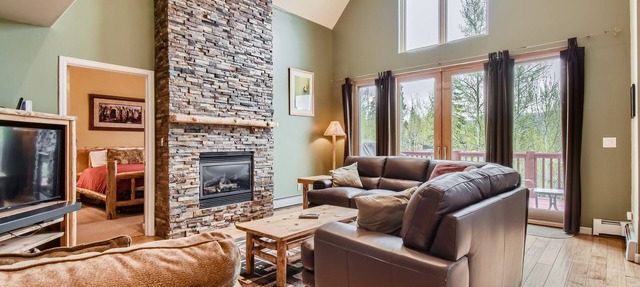 Expansive townhome, Private hot tub, Great Location, 42BC