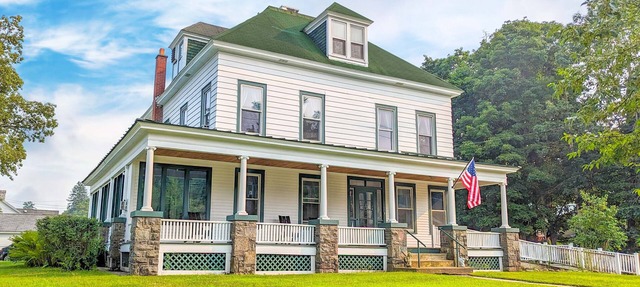 Expansive Victorian close to Saratoga Springs and Lake George