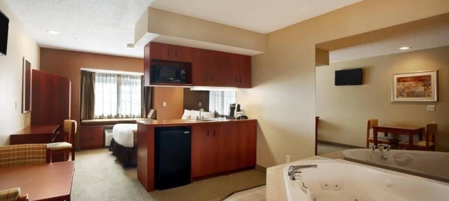 Experience Exceptional Hospitality- w/Hot tub ,Cozy rooms one/Two Queen bed.