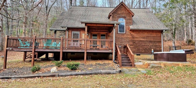 Experience relaxation in the spacious Phoenix Cabin, Jefferson, NC, perfect for 10 guests.