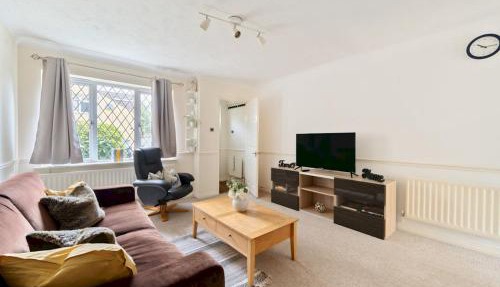 Experience Surrey 2Bed Home in Walton with Parking - Pass the Keys