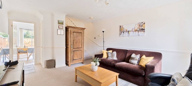 Experience Surrey 2Bed Home in Walton with Parking - Pass the Keys