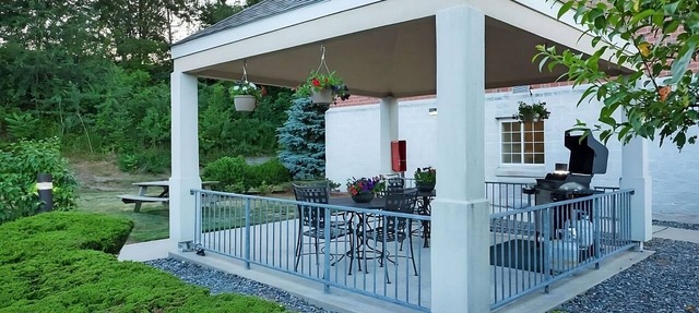 Explore North Shore from Boston! Kitchen, Pets Allowed, Near Burlington Mall!