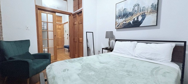 Explore NYC with Ease - Comfortable Midtown Apartment Near Everything