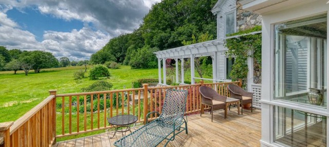 Exquisite home with deck, full kitchen, seclusion, full kitchen & W/D