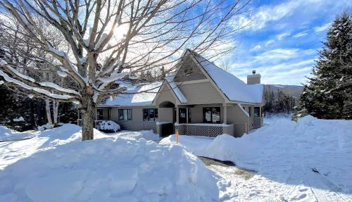F7 Comfortable golf course townhouse within walking distance of Mount Washington Hotel