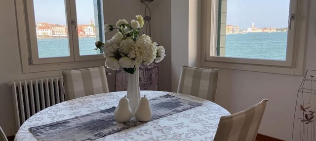 FABULOUS CANAL VIEWS, CONTEMPORARY DESIGNER APARTMENT IN VENICE 2 BEDS, 2 BATHS