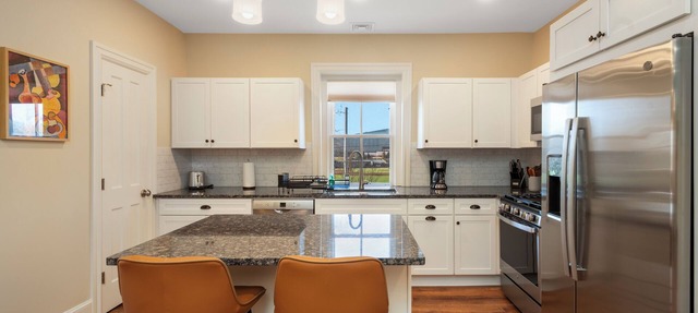 Fabulously Spacious 2-bedroom Apartment Near Brown & RISD + Free Parking