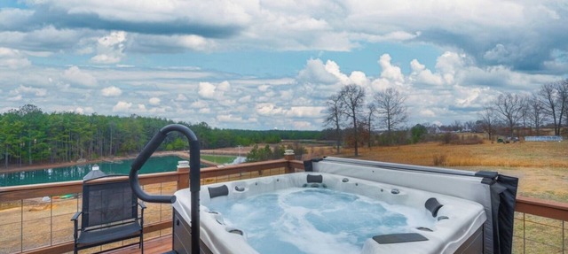 Fall Foliage Retreat: Kayaks, Hot Tub, and Pond Deck