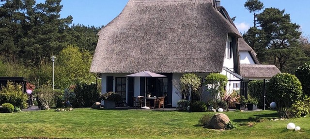 Fantastic 5 * Thatched cottage on the water with sauna, outdoor Jacuzzi, fireplace u. v.