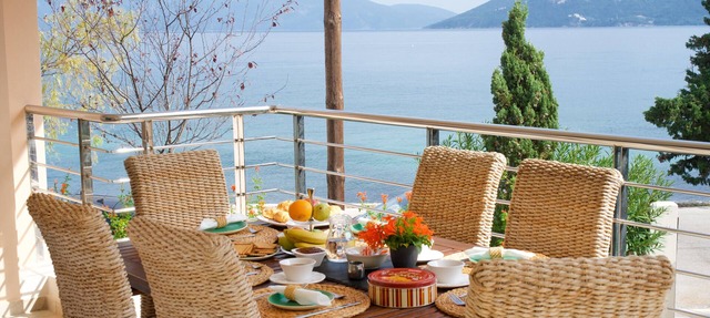 Fantastic beachfront apartments in Karavomylos, Kefalonia, Zoe Apartment
