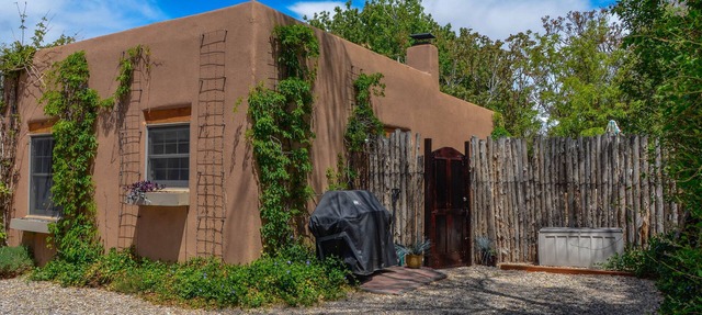 Favorite Downtown Adorable Adobe ~ 10 min walk to Plaza