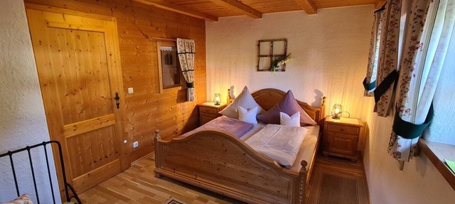 Ferienwohnung Nr. 1, 1-2 Personen, 60 qm, Dusche/WC, Terrasse, TV, W-LAN, 1 Schlafzimmer + 1 Wohnschlafzimmer, Kachelofen