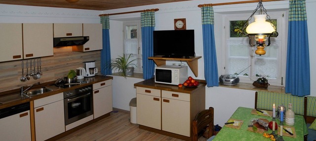 Ferienwohnung mit kleiner, überdachter Frühstücksterrasse