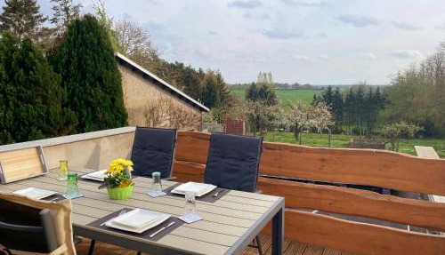 Ferienwohnung Pfotenglück nahe Ostsee mit atemberaubender Dachterrasse & Gartenblick
