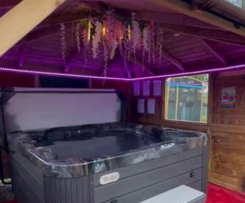 FINN VILLAGE "Raspberry Cottage" Private Garden, 6-seater HOT TUB, Firepit & Pizza Stove