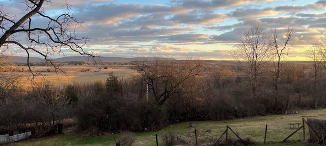 Fire Pit + Valley Views + 16 min PSU + Sleeps 6