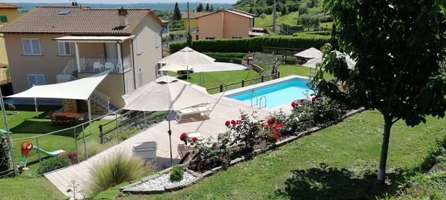 First floor apt with terrace, garden & pool in Lucca countryside