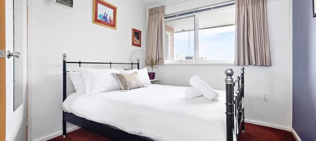 Fitzroy meets Clifton Hill at this Cosy Retreat