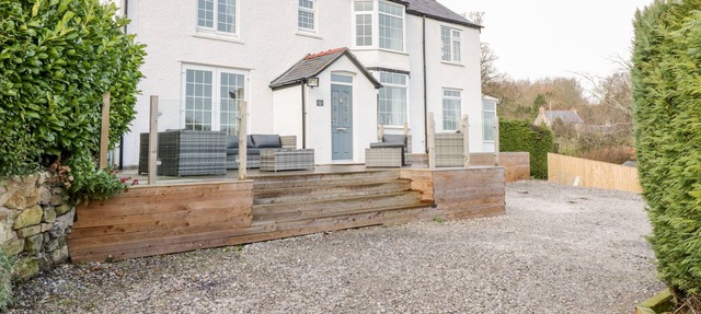 FIVE COUNTIES VIEW, pet friendly, luxury holiday cottage in Trevor