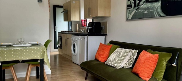 Flat Beaconsfield Bucks UK w/patio & free parking sleeps 4