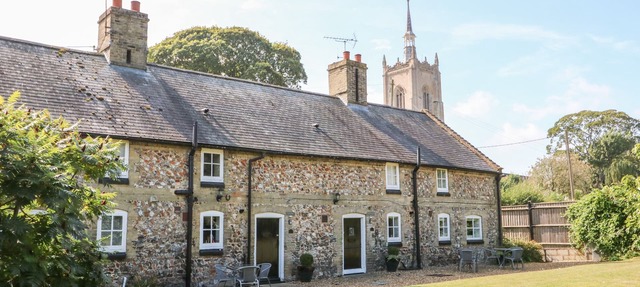 FLINT COTTAGE, pet friendly, character holiday cottage in Swaffham