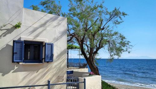 Floras Charming Waterfront Villa