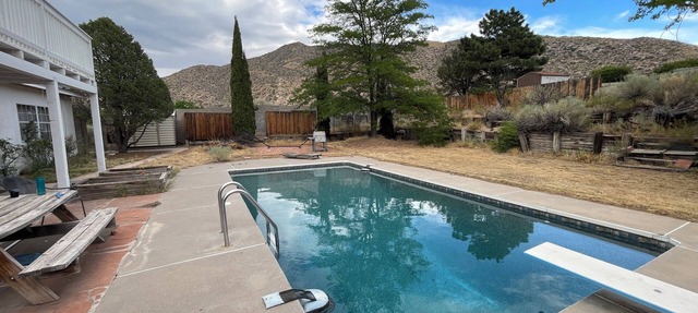 Foothills 4BR house w/Heated Pool, Hot Tub and pool table!