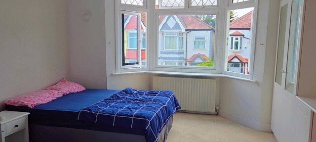Footsteps away from wembley stadium. Best prime Location in wembley! Family Room