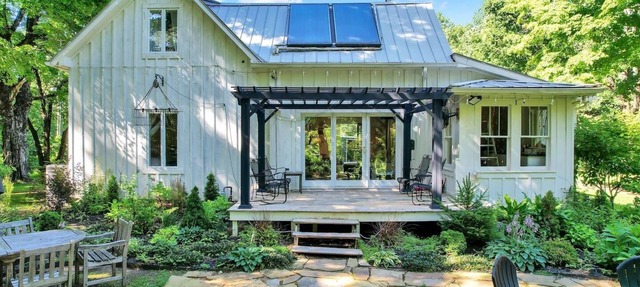 Forest Retreat: Poolside Bliss Close to Campus