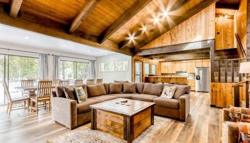 Forest retreat with a hot tub and bikes - pool access & minutes from the village