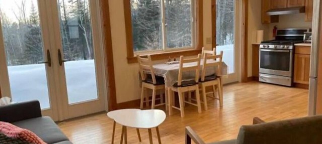 Frank Lloyd Wright inspired, Private, mountain views, easy access & parking