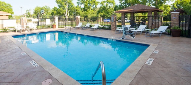 Free Breakfast Buffet. Outdoor Pool. Excellent Location!