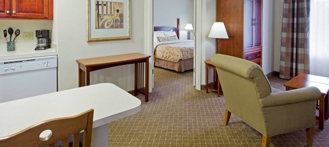 Free Breakfast Buffet. Outdoor Pool. Great for Groups + Only 30 Min from Six Flags!
