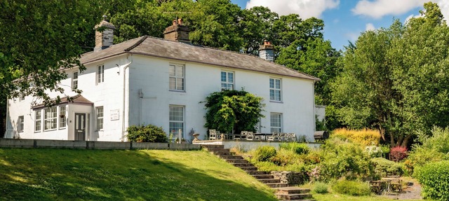FRON DDERW, pet friendly, character holiday cottage in Bala