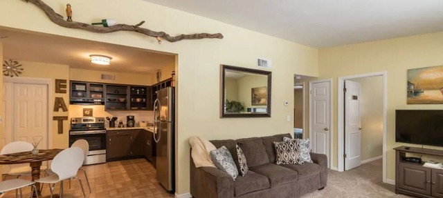 Full Kitchen,W&D,Wifi,self checkin,driveway prking!