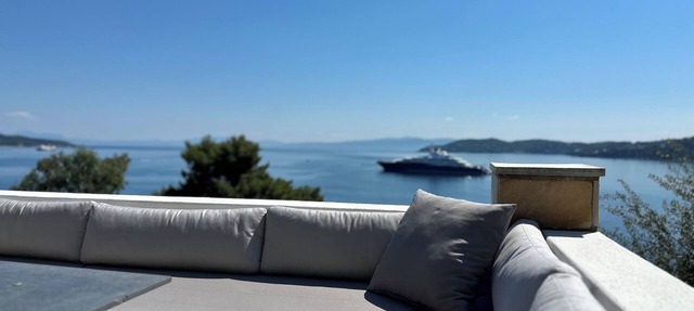 Fully equipped seafront house with spectacular seaview & small beach right below