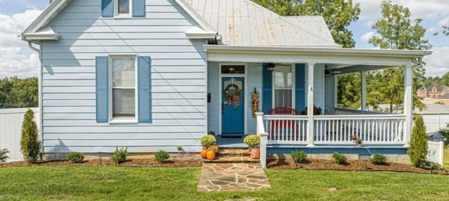 Fully fenced, 1/2 acre, dog friendly in downtown Abingdon!