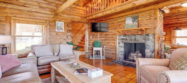 Furnished Deck + Views: Walpole Cabin Retreat