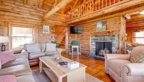 Furnished Deck + Views: Walpole Cabin Retreat